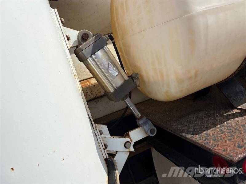 Ford F-650 组合/真空油槽车