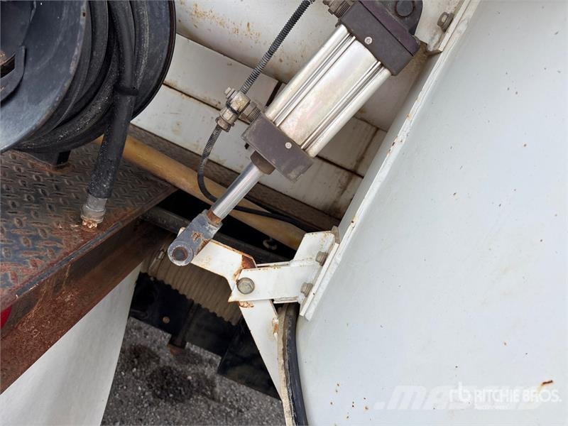 Ford F-650 组合/真空油槽车