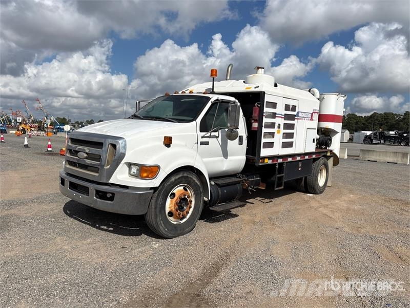 Ford F-650 组合/真空油槽车