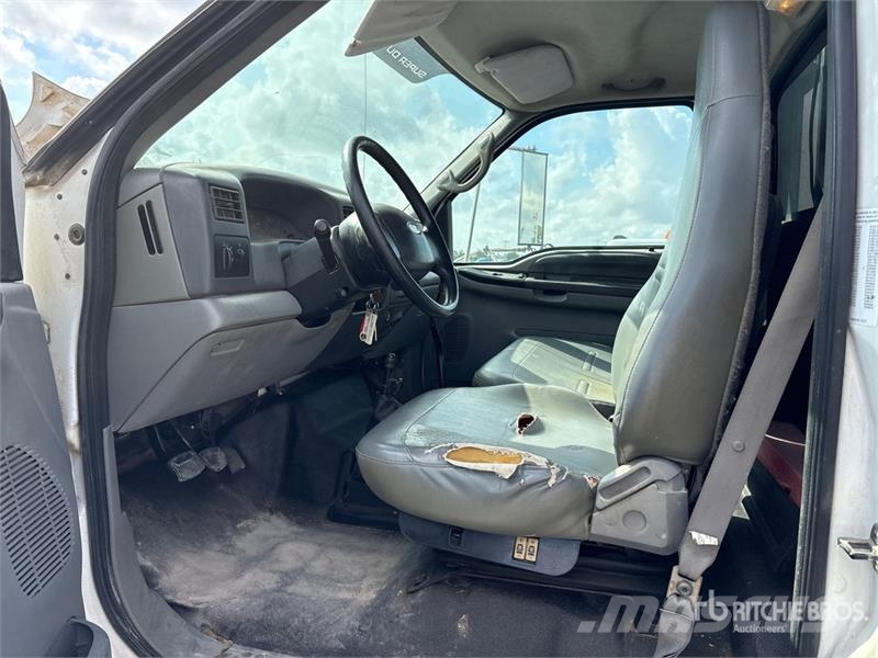 Ford F-650 组合/真空油槽车