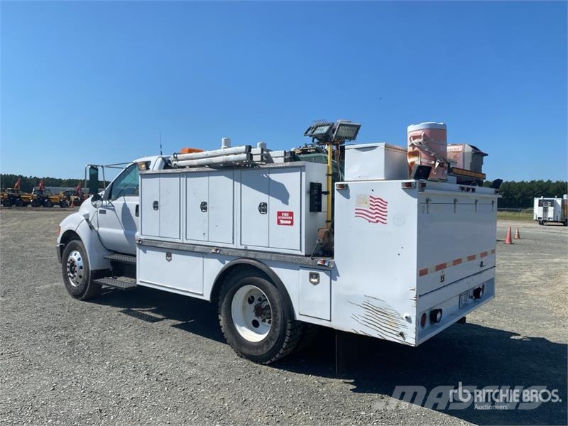 Ford F-650 4x2 Fuel and Lube Truck Autocisterna