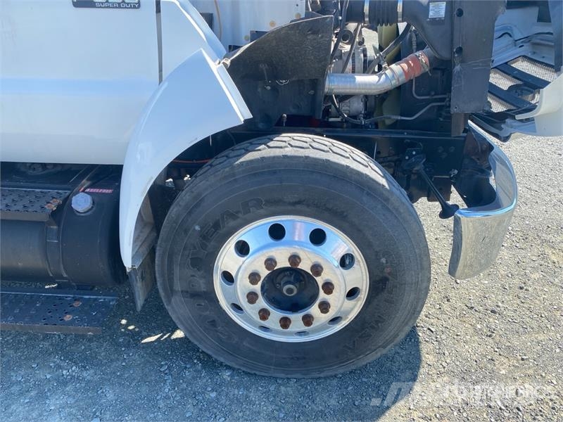 Ford F-650 4x2 Fuel and Lube Truck Autocisterna