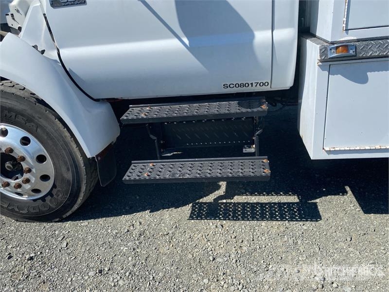 Ford F-650 4x2 Fuel and Lube Truck Autocisterna