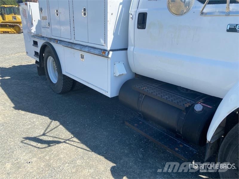 Ford F-650 4x2 Fuel and Lube Truck Autocisterna