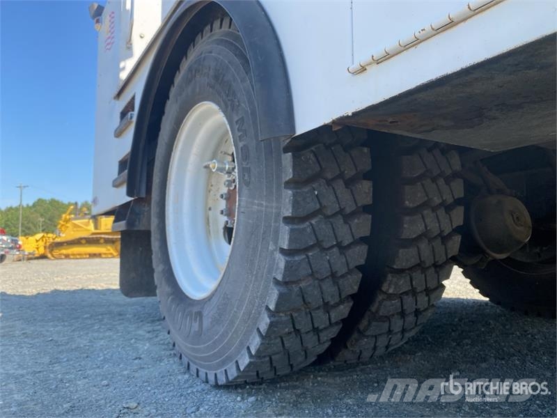 Ford F-650 4x2 Fuel and Lube Truck Autocisterna