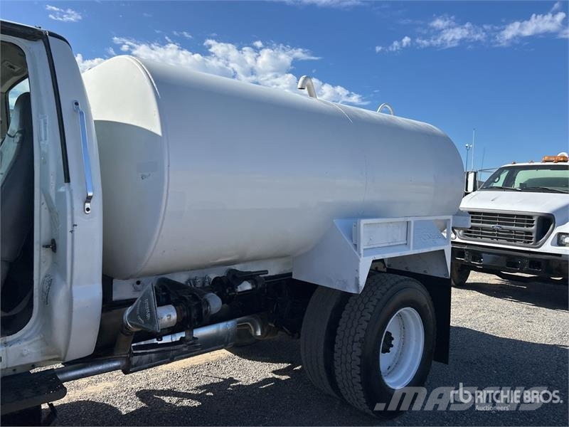 Ford F-650 XL 2000 gal 4x2 Water Truck Vandens sunkvežimiai