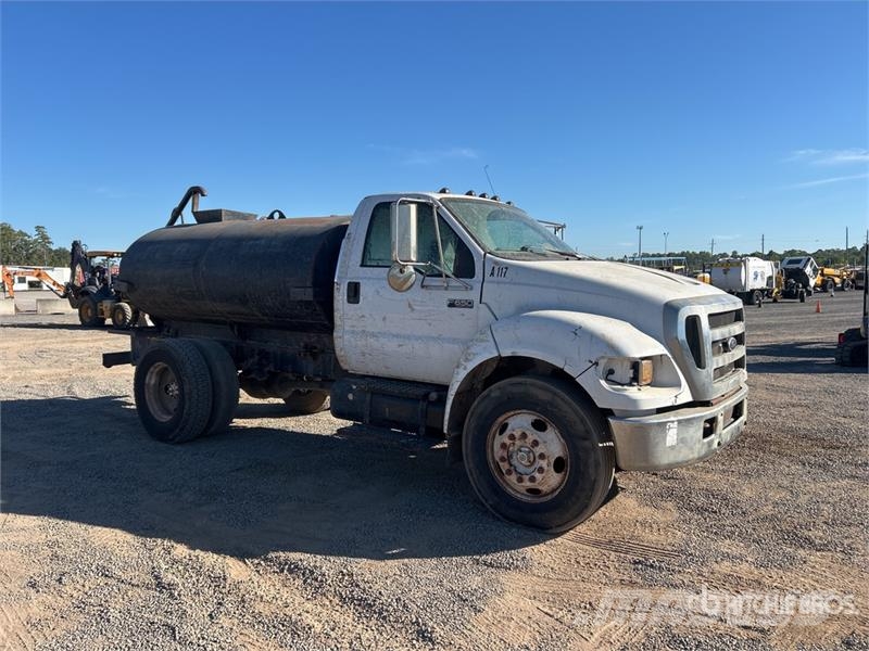 Ford F-650 XL 2000 gal 4x2 Water Truck 급수차