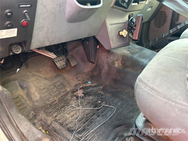 Ford F-650 XLT 4x2 Van Truck Camion Fourgon