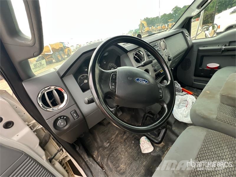 Ford F-650 XLT 4x2 Van Truck Furgons
