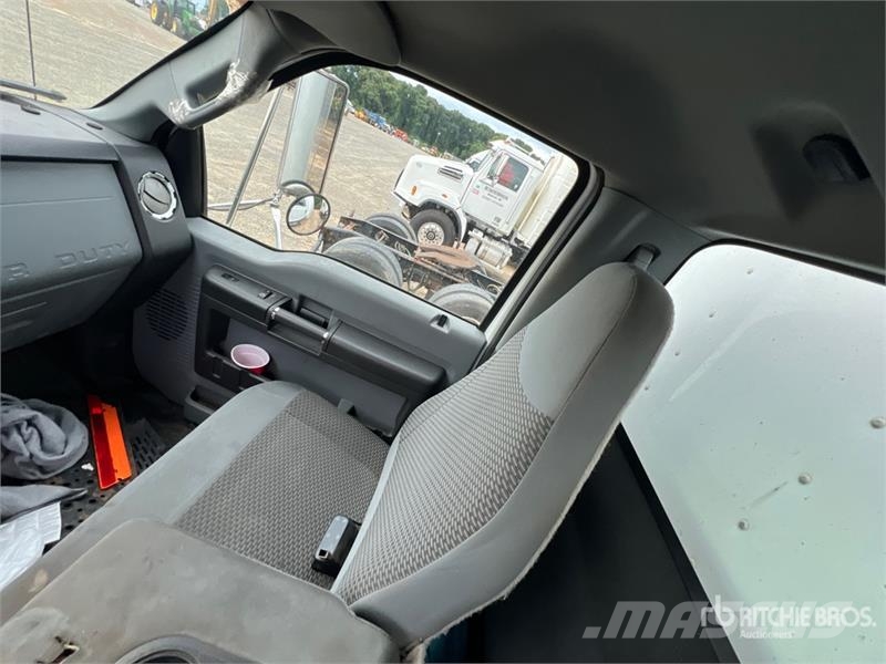 Ford F-650 XLT 4x2 Van Truck Furgons