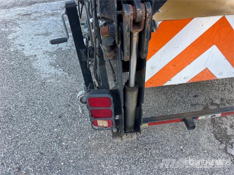Ford F-700 4x2 Attenuator Truck Munitsipaalsõidukid