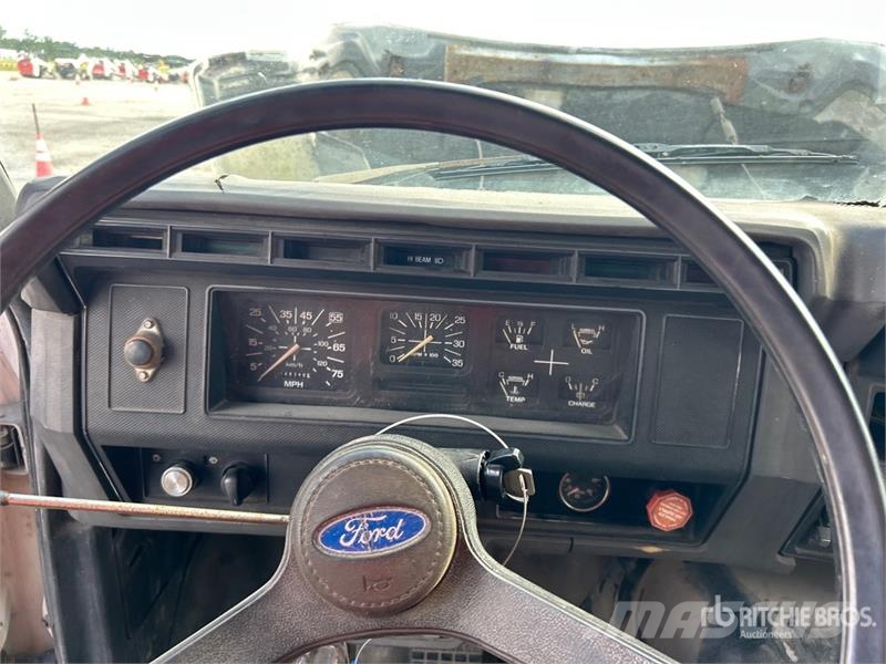 Ford F-700 4x2 Attenuator Truck Munitsipaalsõidukid