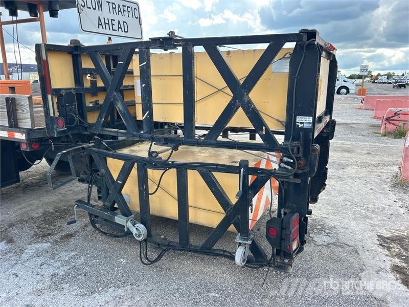 Ford F-700 4x2 Attenuator Truck Munitsipaalsõidukid