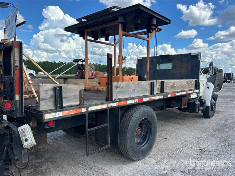 Ford F-700 4x2 Attenuator Truck Munitsipaalsõidukid