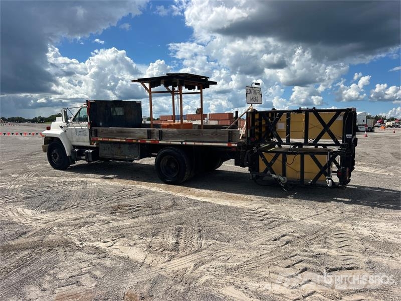 Ford F-700 4x2 Attenuator Truck Munitsipaalsõidukid
