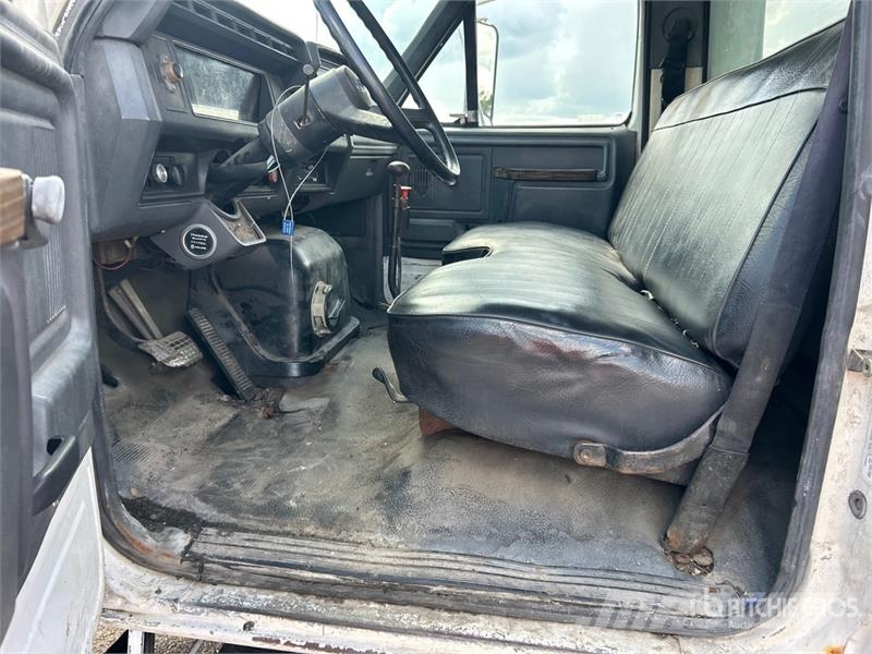 Ford F-700 4x2 Attenuator Truck Munitsipaalsõidukid
