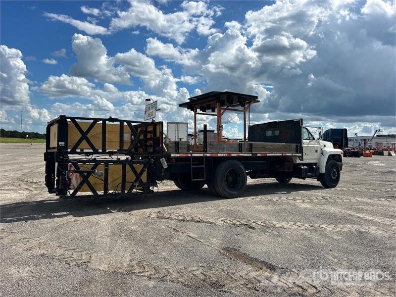 Ford F-700 4x2 Attenuator Truck Munitsipaalsõidukid
