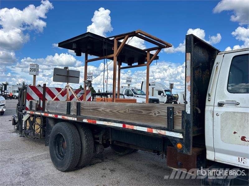 Ford F-700 4x2 Attenuator Truck Munitsipaalsõidukid
