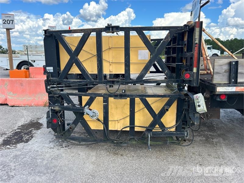 Ford F-700 4x2 Attenuator Truck Munitsipaalsõidukid