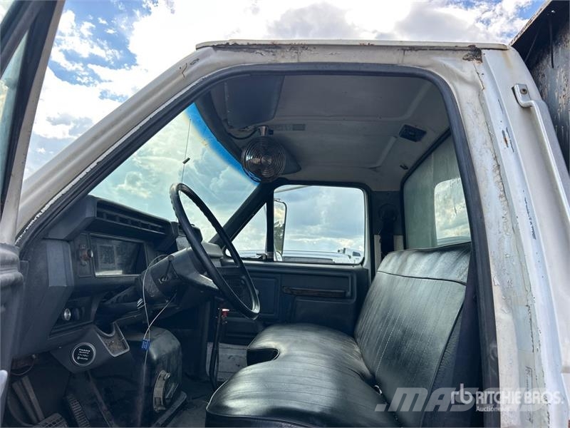 Ford F-700 4x2 Attenuator Truck Munitsipaalsõidukid