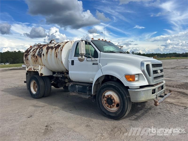 Ford F-750 Auto-tanques