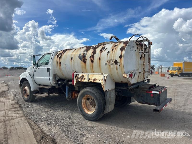 Ford F-750 Auto-tanques
