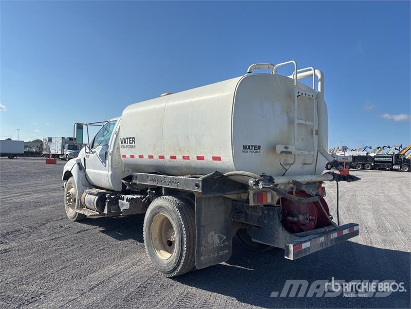 Ford F-750 صهاريج مياه