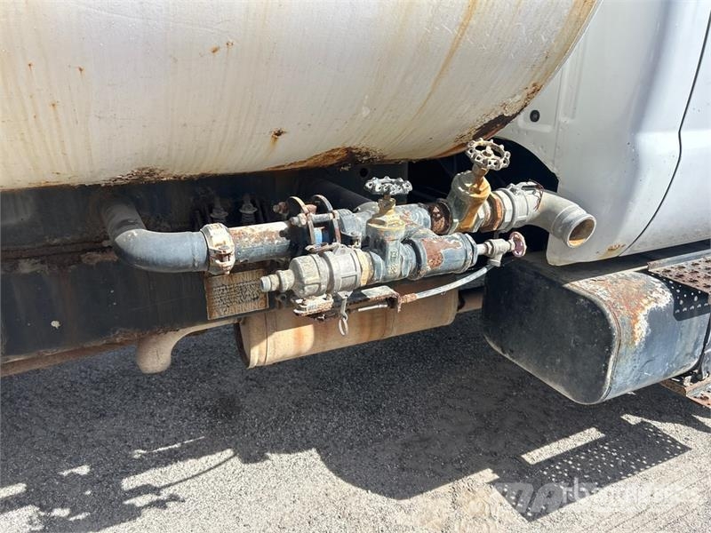 Ford F-750 Auto-tanques