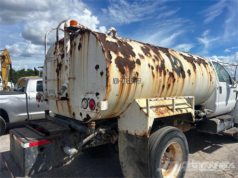 Ford F-750 Auto-tanques