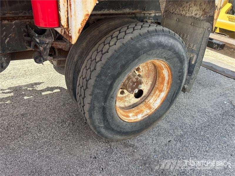 Ford F-750 Auto-tanques