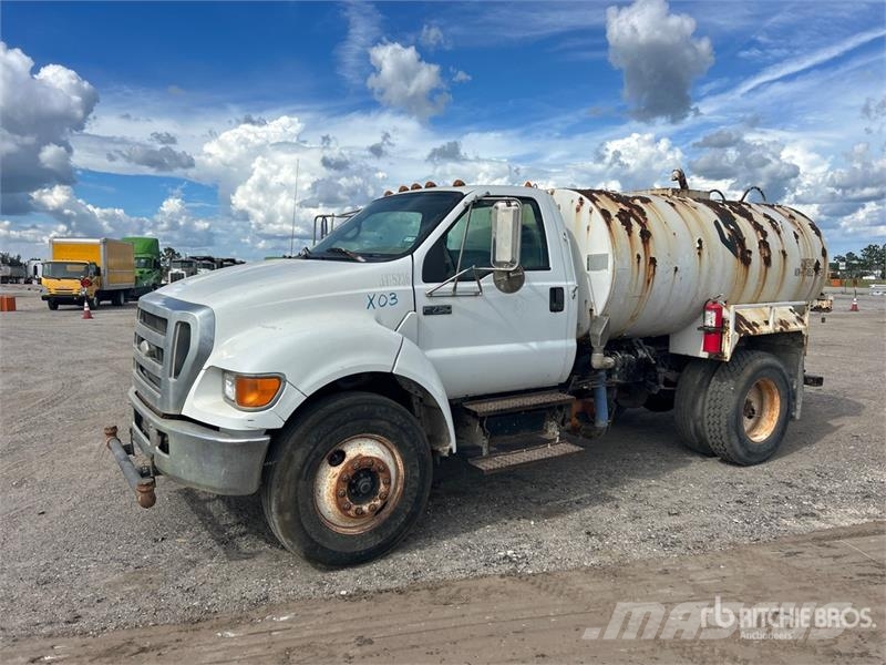 Ford F-750 Auto-tanques