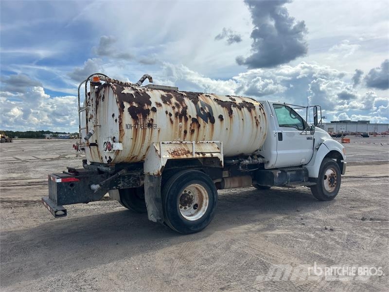 Ford F-750 Auto-tanques