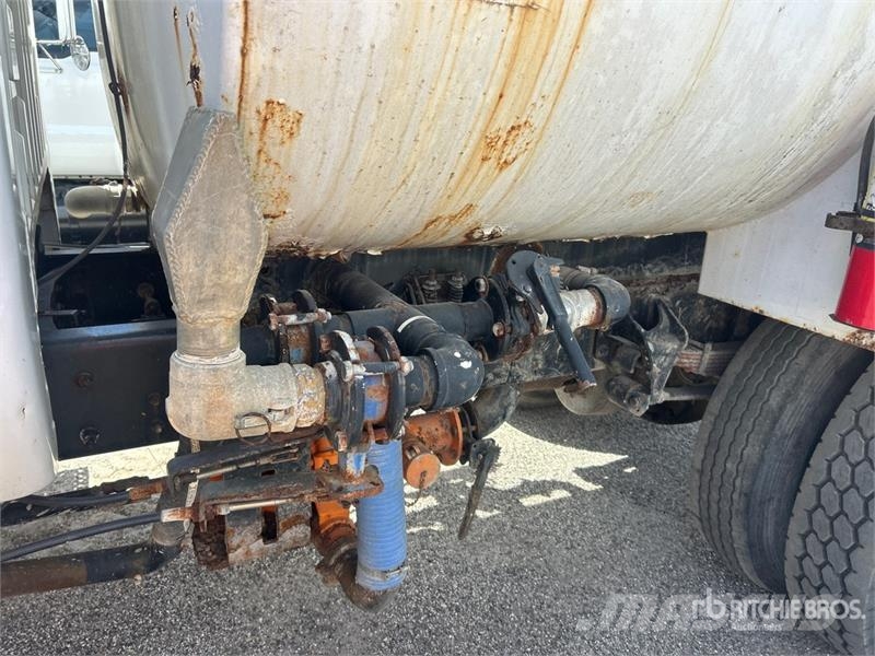 Ford F-750 Auto-tanques