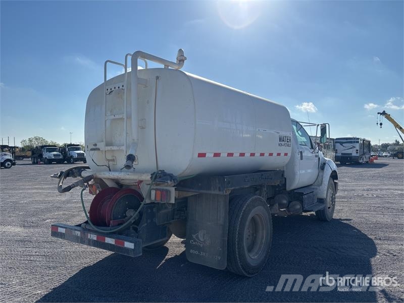 Ford F-750 صهاريج مياه
