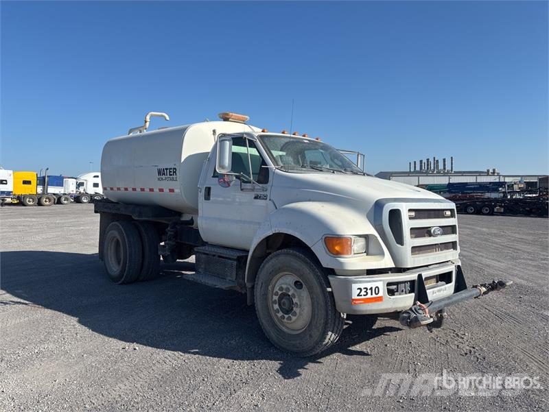 Ford F-750 صهاريج مياه