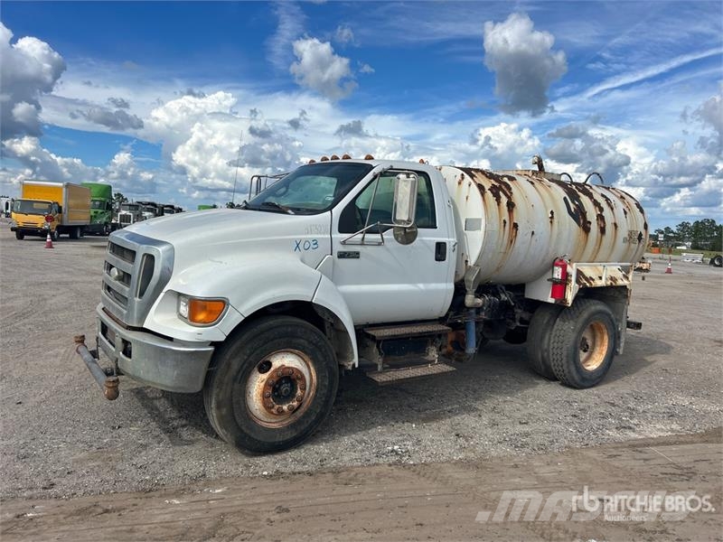 Ford F-750 Auto-tanques