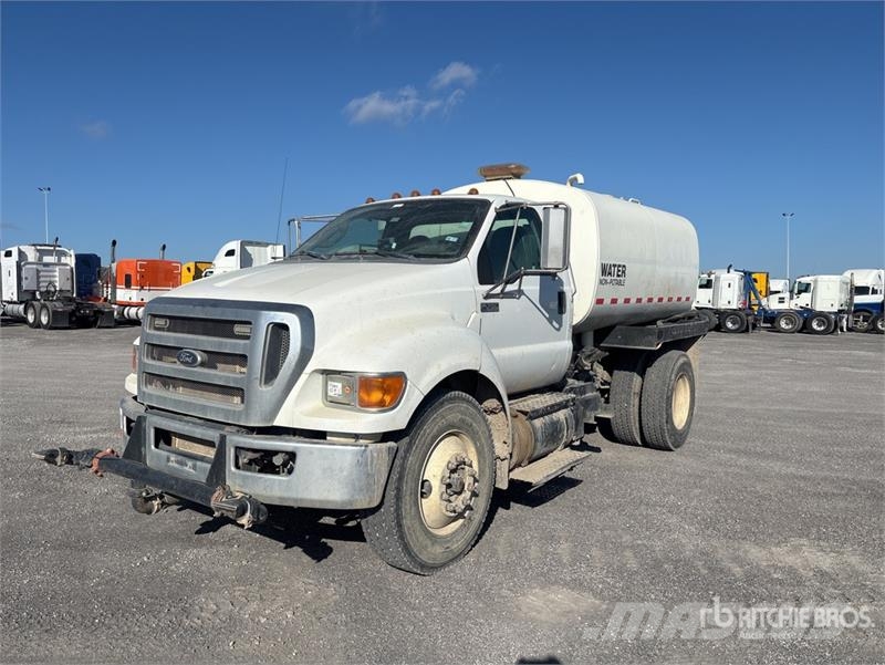 Ford F-750 صهاريج مياه