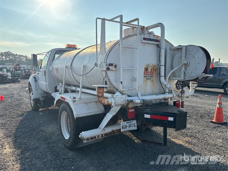 Ford F-750 Wassertanker
