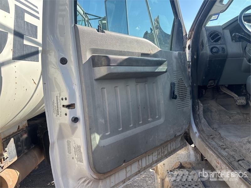 Ford F-750 صهاريج مياه
