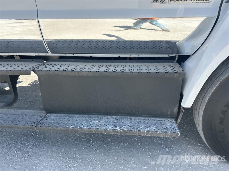 Ford F-750 4x2 Crew Cab Flatbed Truck Camiones plataforma
