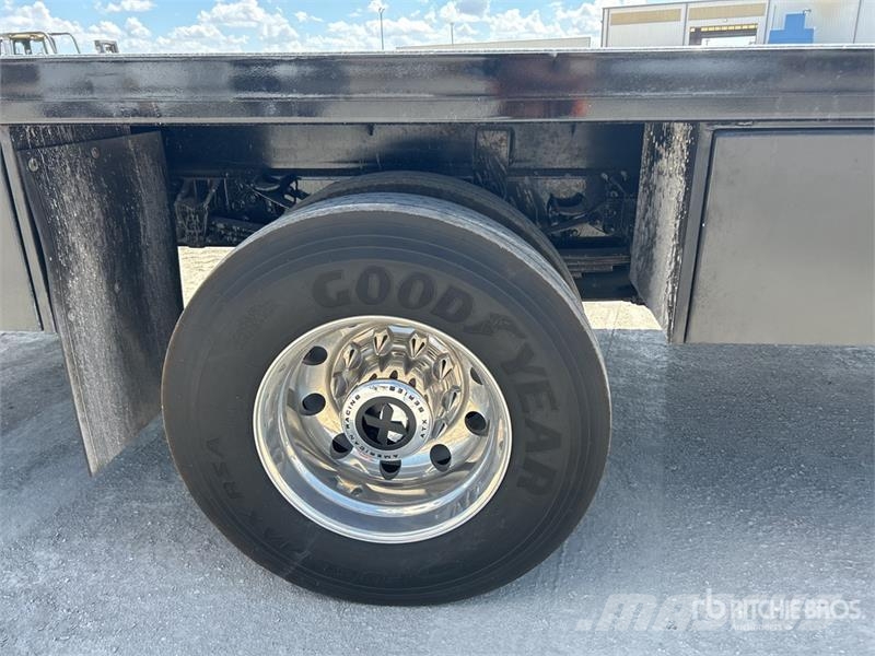Ford F-750 4x2 Crew Cab Flatbed Truck Camiones plataforma