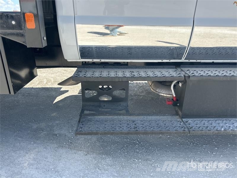 Ford F-750 4x2 Crew Cab Flatbed Truck Camiones plataforma