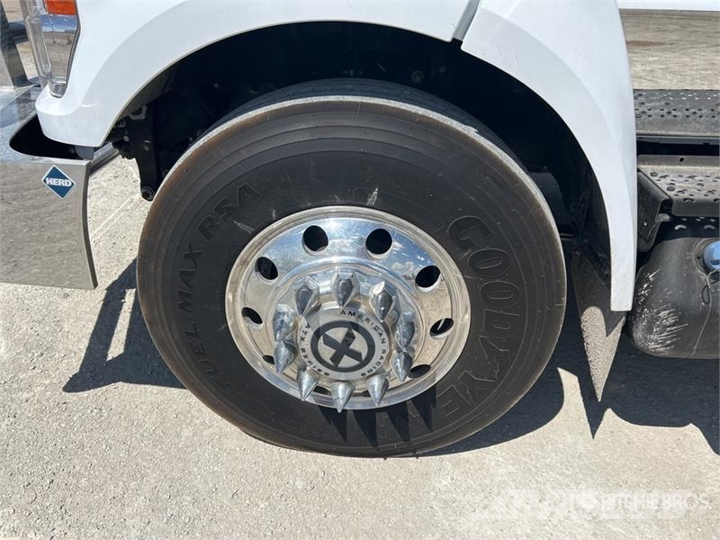 Ford F-750 4x2 Crew Cab Flatbed Truck Camiones plataforma