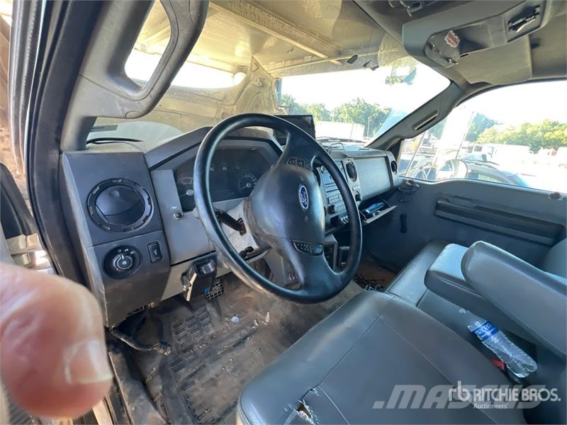 Ford F-750 4x2 Flatbed Truck Flakbilar