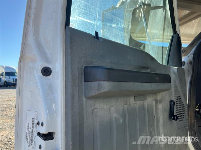 Ford F-750 4x2 Flatbed Truck Flakbilar