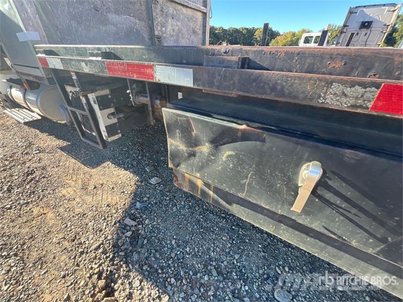 Ford F-750 4x2 Flatbed Truck Flakbilar