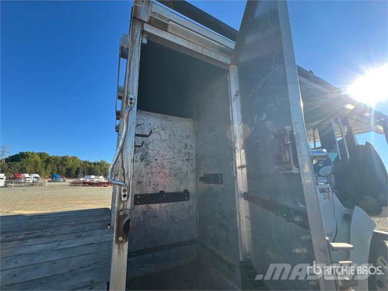 Ford F-750 4x2 Flatbed Truck Flakbilar