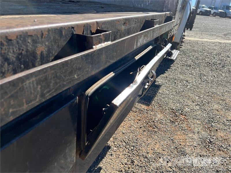 Ford F-750 4x2 Flatbed Truck Flakbilar