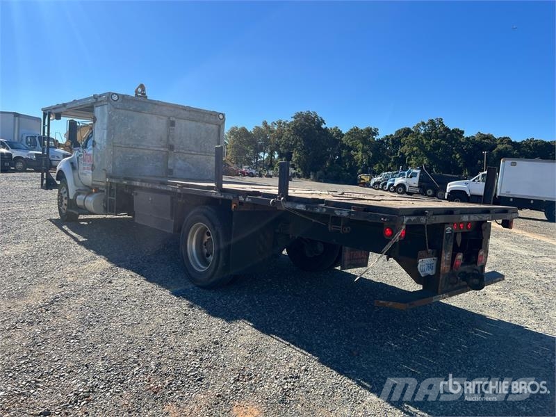 Ford F-750 4x2 Flatbed Truck Flakbilar