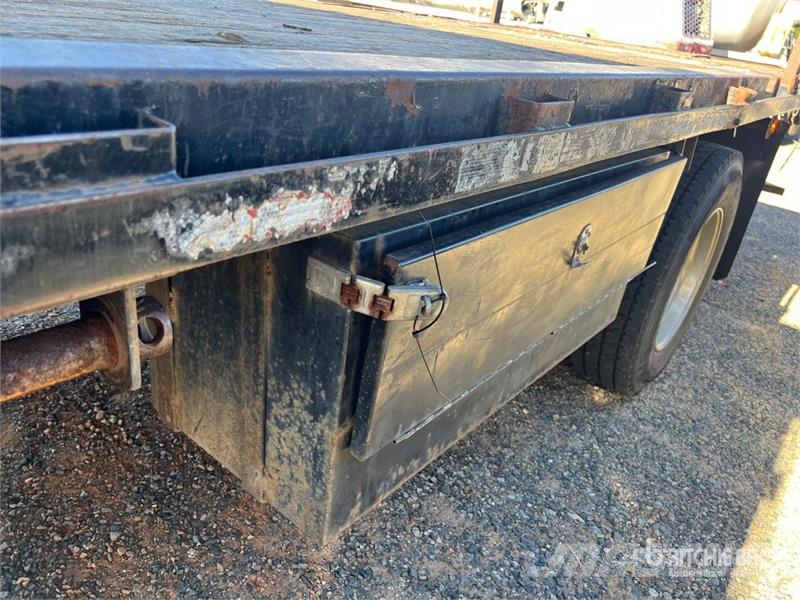 Ford F-750 4x2 Flatbed Truck Flakbilar
